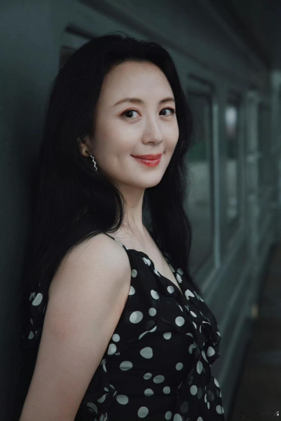 如果有一条杨童舒这样的波点吊带长裙，人到中年的你，会在这个秋天穿上它吗？

肯定