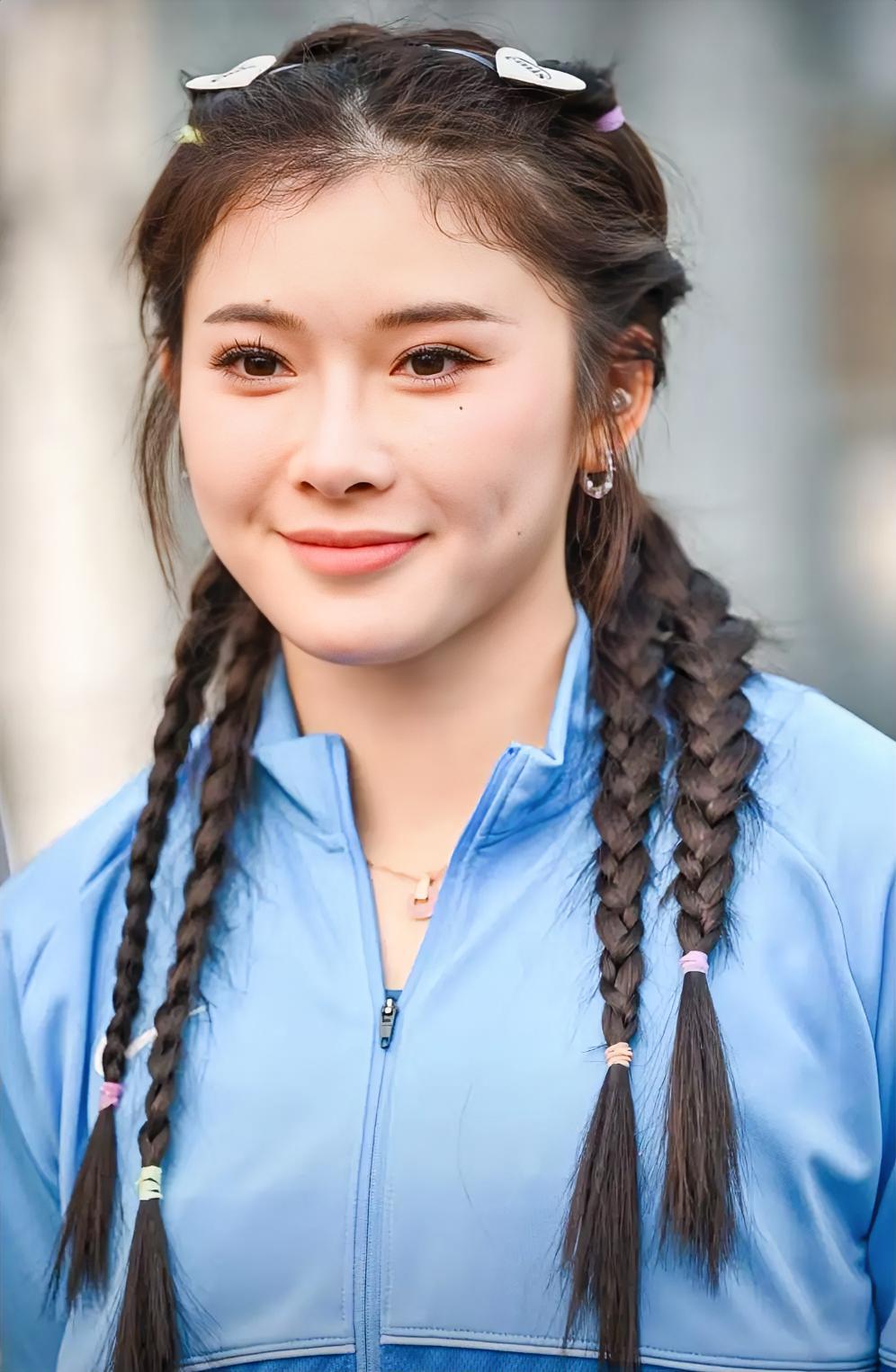 此前总有人诟病吴艳妮赛场妆容太重，不像田径运动员。这次比赛睡过了头素颜参赛，依旧