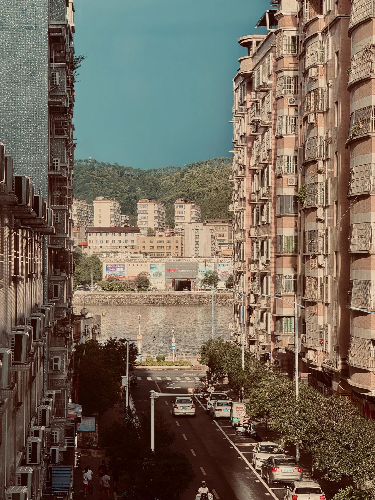 风雨袭城未见寒
青空隐日云墨翻
也有心间一花秀
柔情笑傲万重山
原创诗词