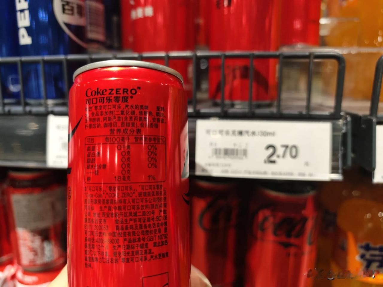 同样规格的两罐无糖可口可乐，一罐中粮产，一罐香港产，看完配料表确实出乎意料，本以