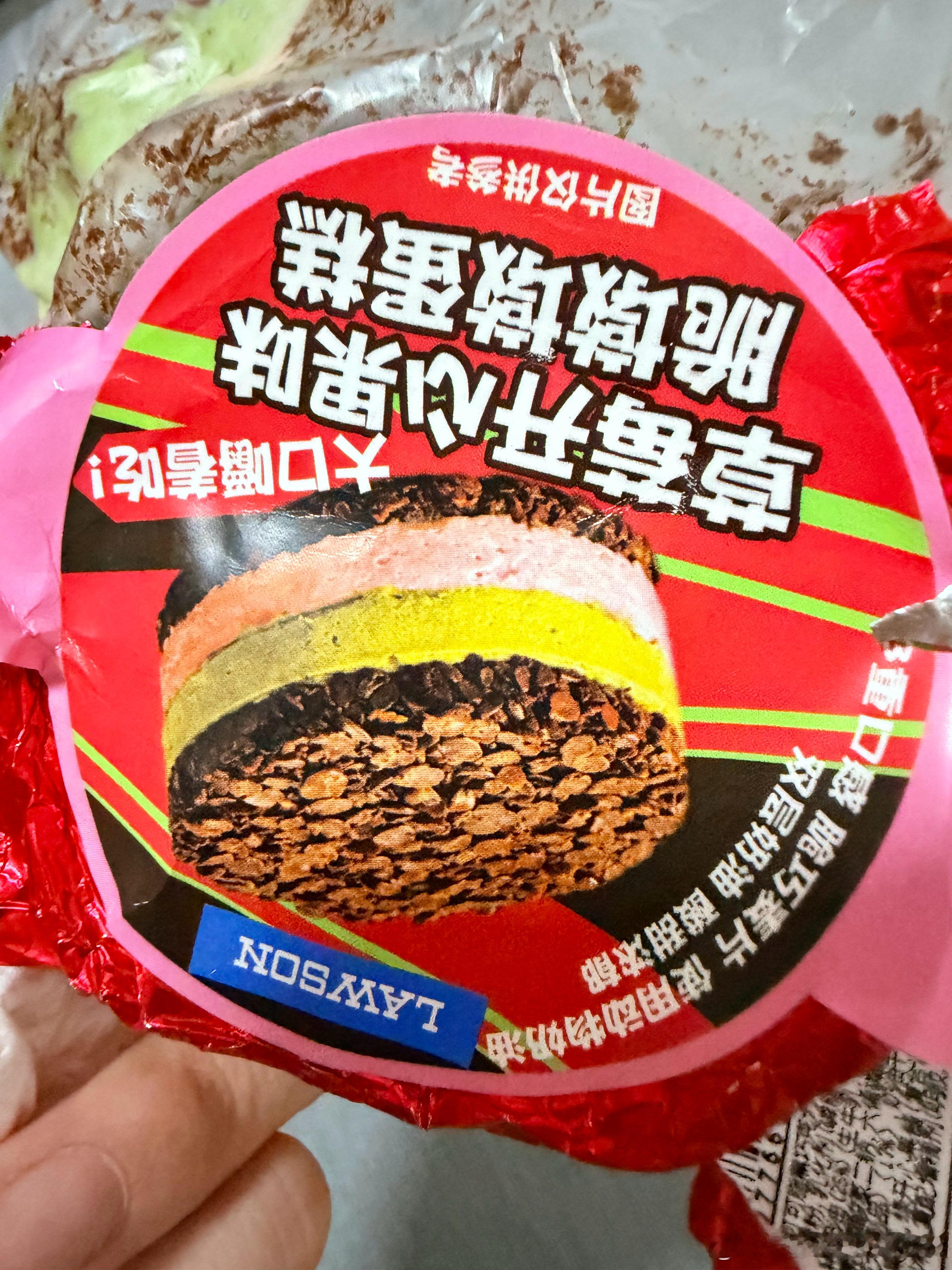 罗森草莓开心果味脆墩墩蛋糕以为很好吃，实际上就是燕麦片＋奶油夹心，还有一股奇怪的