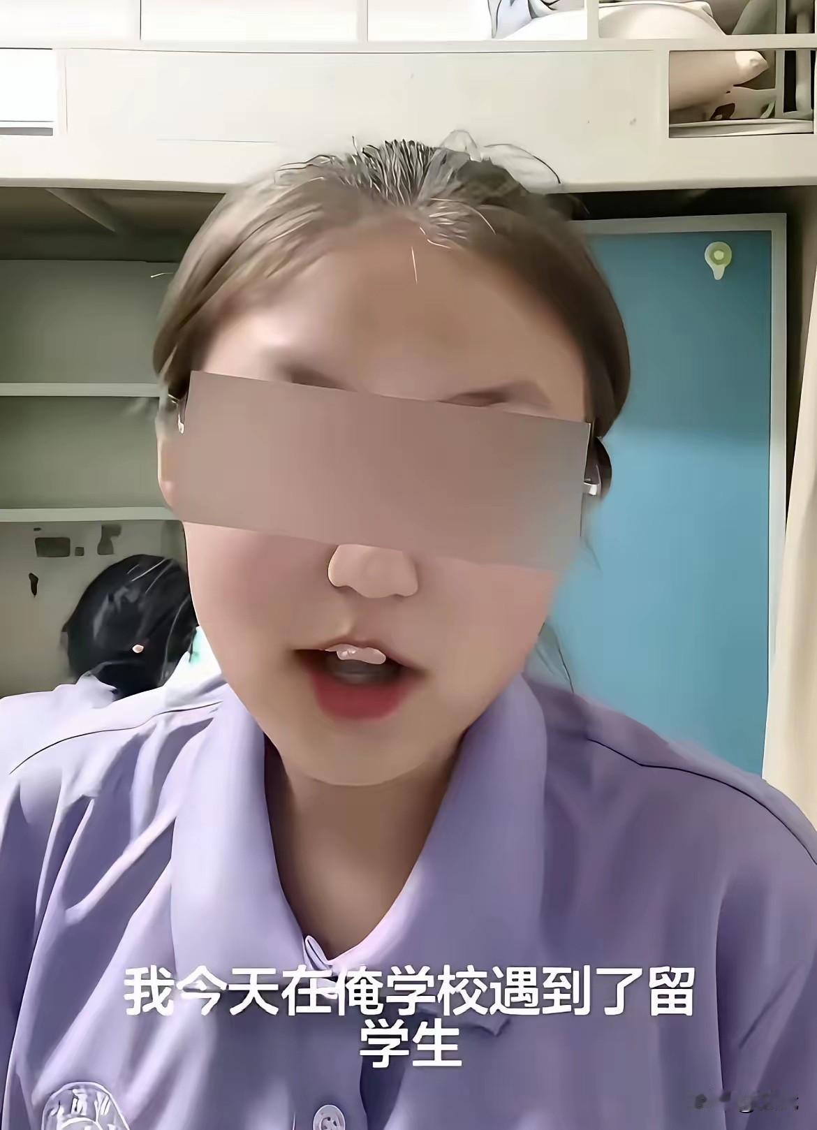 加个留学生微信就疯狂炫耀，最近看到一段校园里的视频，一个大一女生在寝室里手舞足蹈