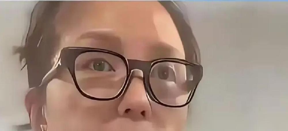 何洁居然在直播间哭穷了！年入两千万的顶流女星，竟然说自己连保姆和司机都请不起了，