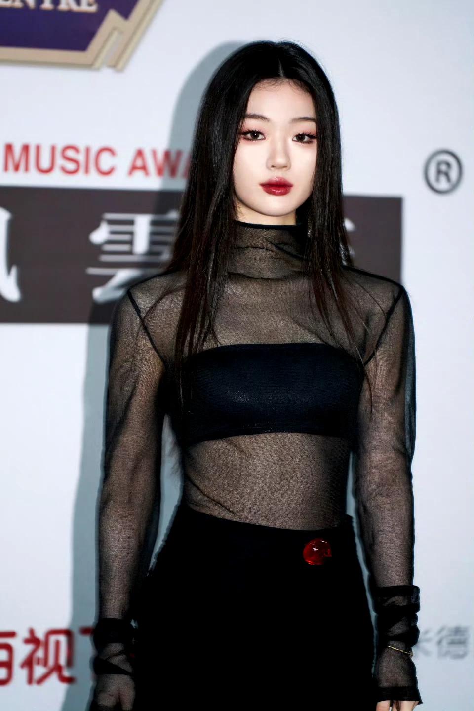 好声音留给我们最好的明星！
这脸太幼了，像偷穿大人的衣服。玲珑有致，优雅迷人。
