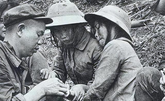 1979年，越南女兵混入我军队伍，并使用了很多阴险手段。为了识别这些女兵，有人提