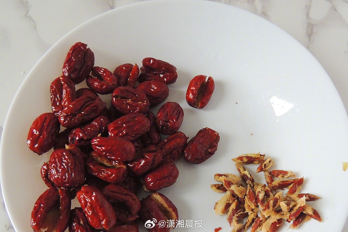 【#男子误吞枣核致肠穿孔#】#医生谈男子误吞枣核致肠穿孔#俗话说，“一日三枣，长