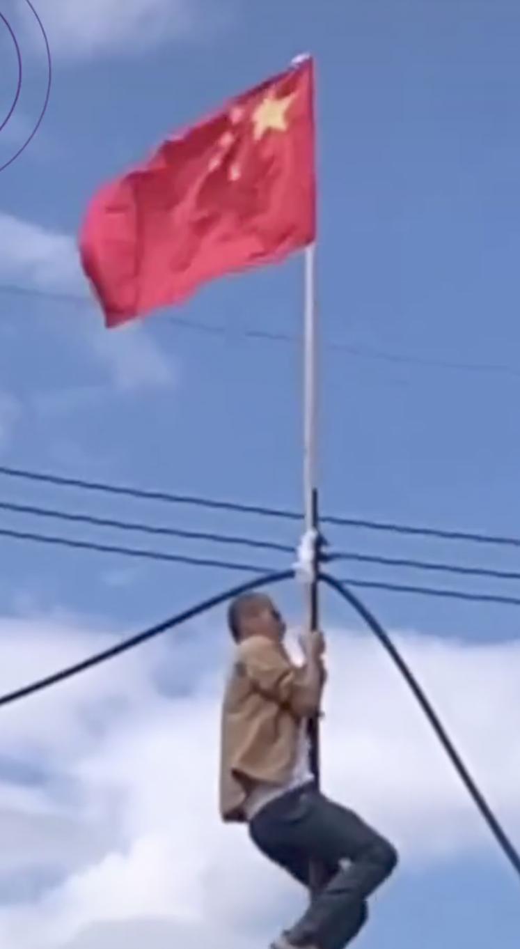 泰柬冲突波贝轰炸中，中国籍诈骗团伙挂中国国旗，希望泰国F16不要轰炸。
这个地方