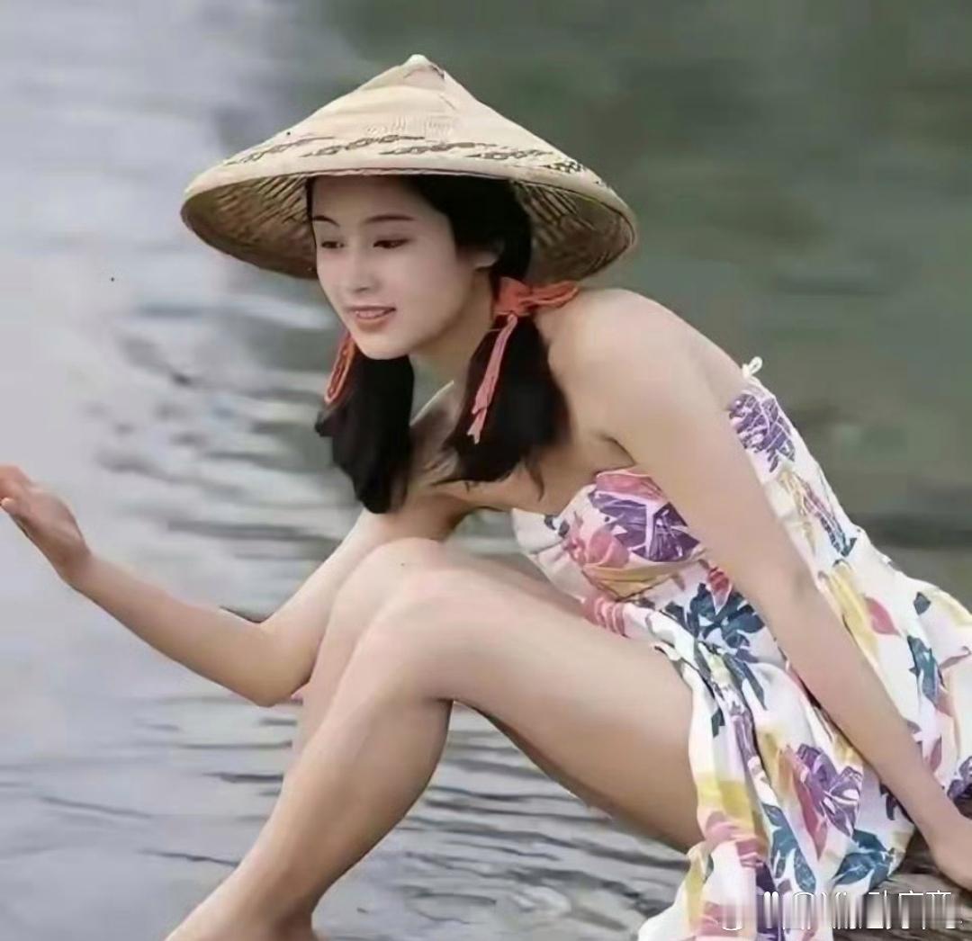 年轻时的陈红，在那个年代就敢这么拍照，实在有点太潮了！
