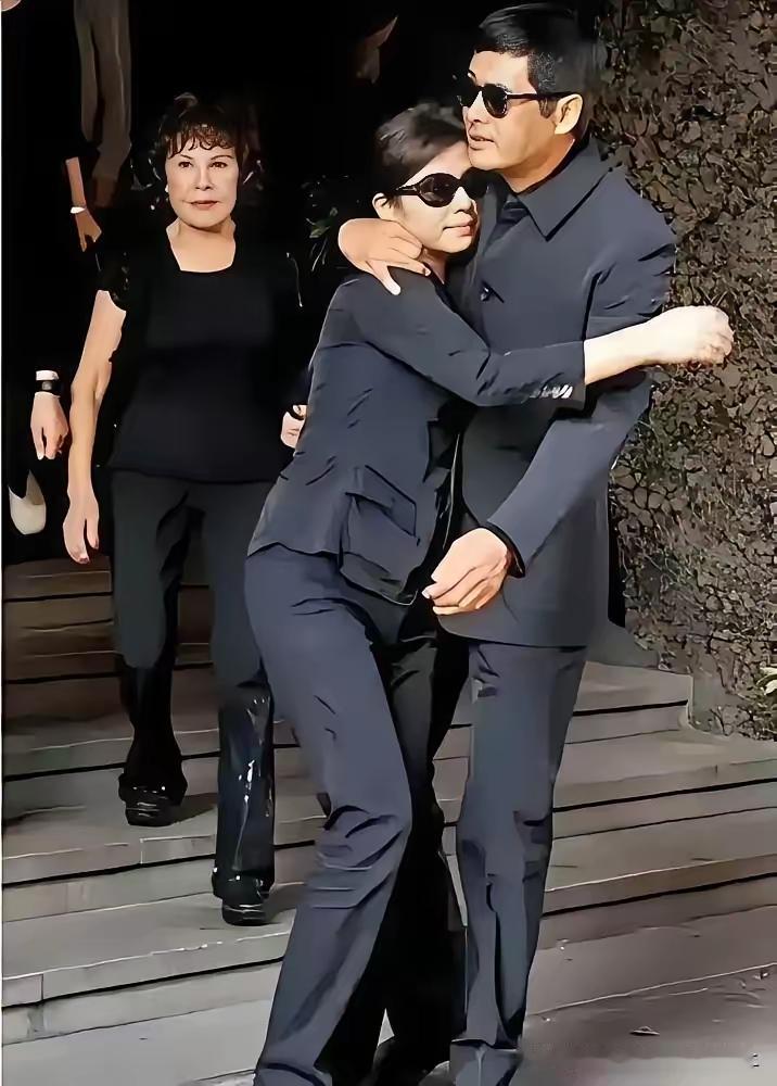 一个拥抱，成了全网的桃色新闻。
丈夫刚走，她抱了一下发哥。
你敢信？2007年，