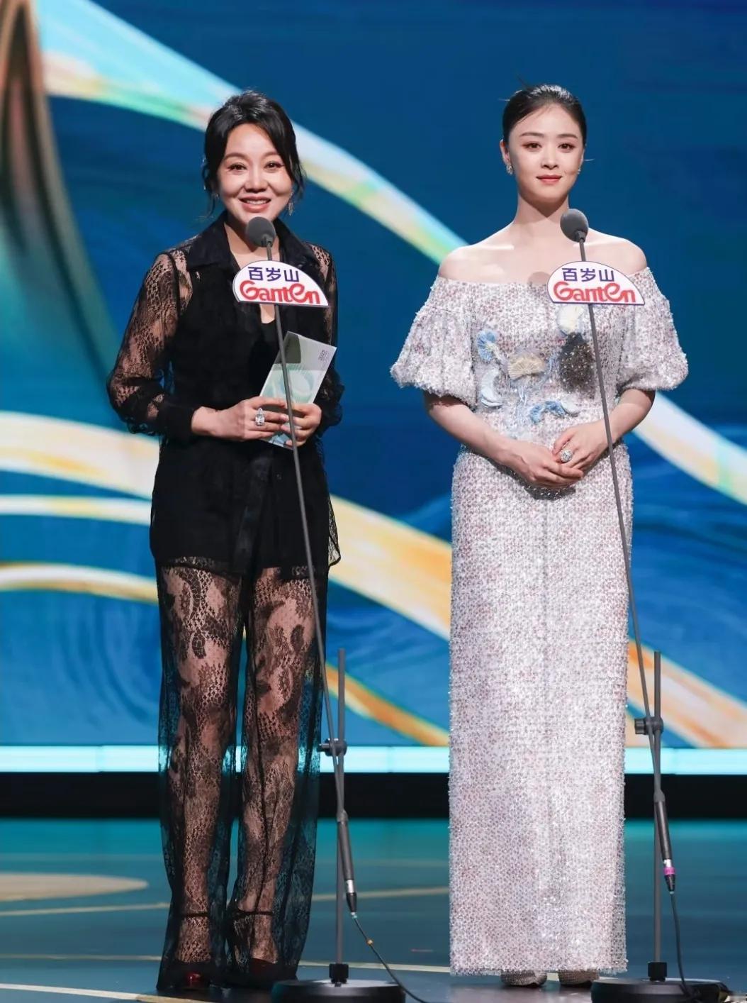 白玉兰奖入围最佳女主角闫妮、最佳女配角蒋欣同框。
左边是闫妮，1971年出生，身