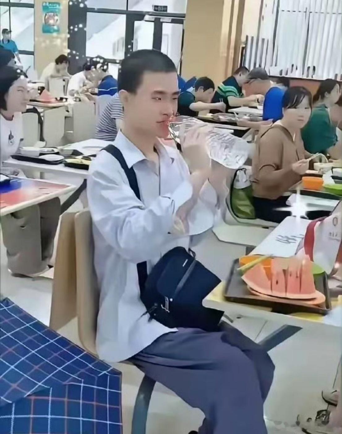 韦神喝的水没标签，啥牌子？[并不简单] ​​​