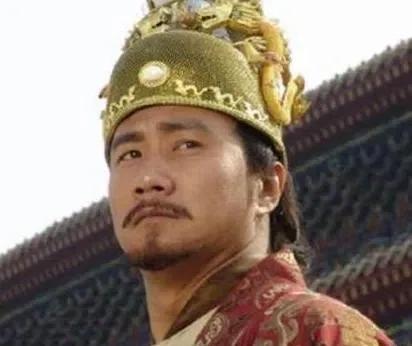 朱元璋将两块金子塞给小舅子郭德成：“这是我赏你的，你不要告诉别人。” 郭德成毕恭