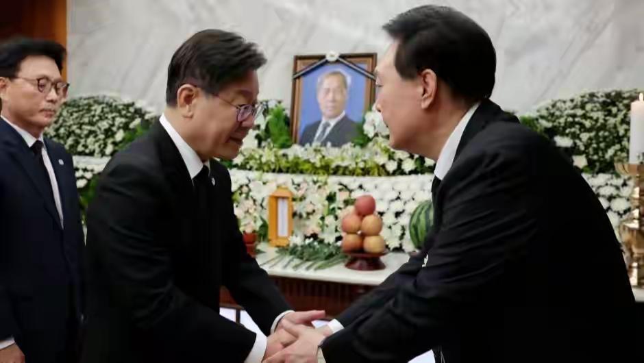 李在明和尹锡悦曾经也互动友好，如今尹锡悦坐牢，不知李在明这个总统有无危机感，毕竟