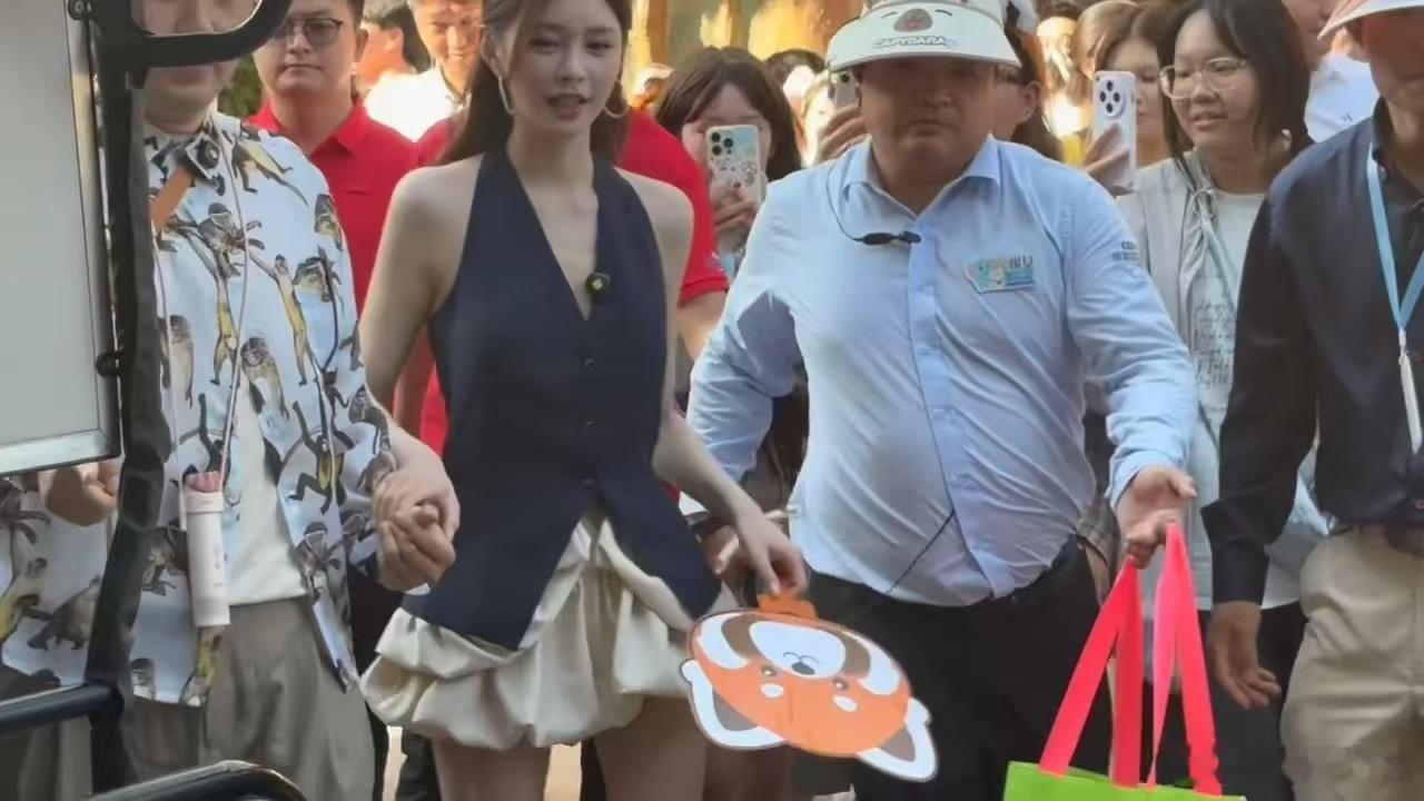 杜海涛沈梦辰现身银基过生日杜海涛沈梦辰银基过生日 沈梦辰挥手的那一刻我感觉空气都