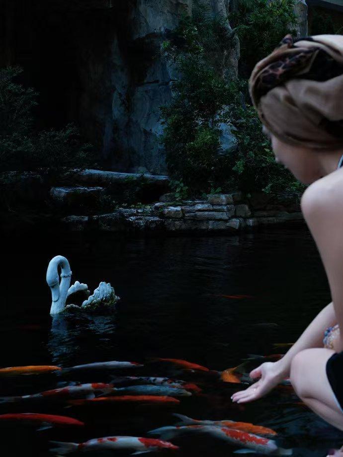 彭小苒露背一张比一张哇噻 新年开启，彭小苒的露背照就成为焦点！一张比一张哇噻，美