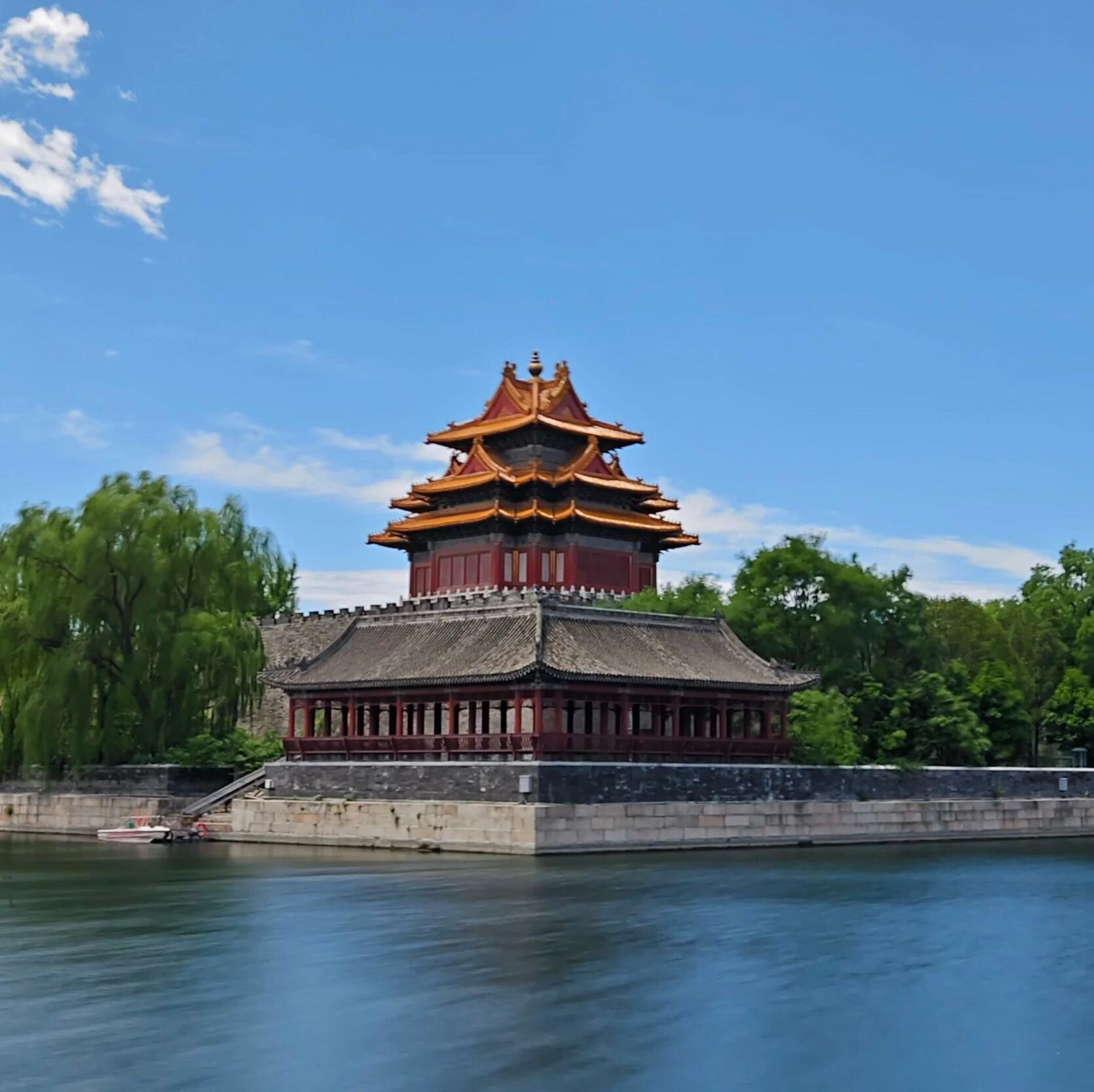 什么是教养，教养就是，在矮人面前不谈身高，胖人面前不谈体重，皮肤黑的人面前不谈肤