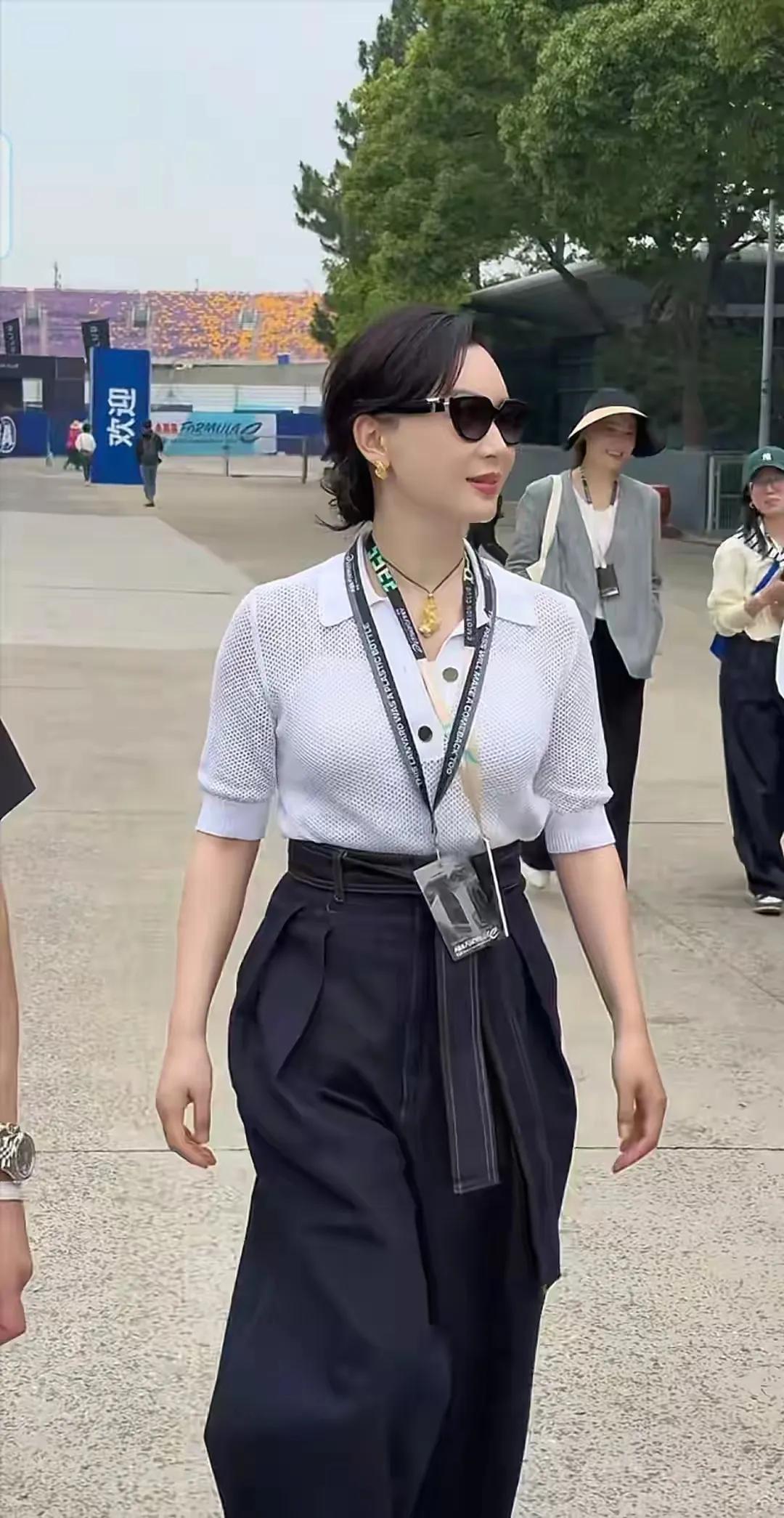陈数现身上海赛车场，瞬间成为焦点。她一袭酷飒装扮登场，虽岁月在脸上留下痕迹，透出