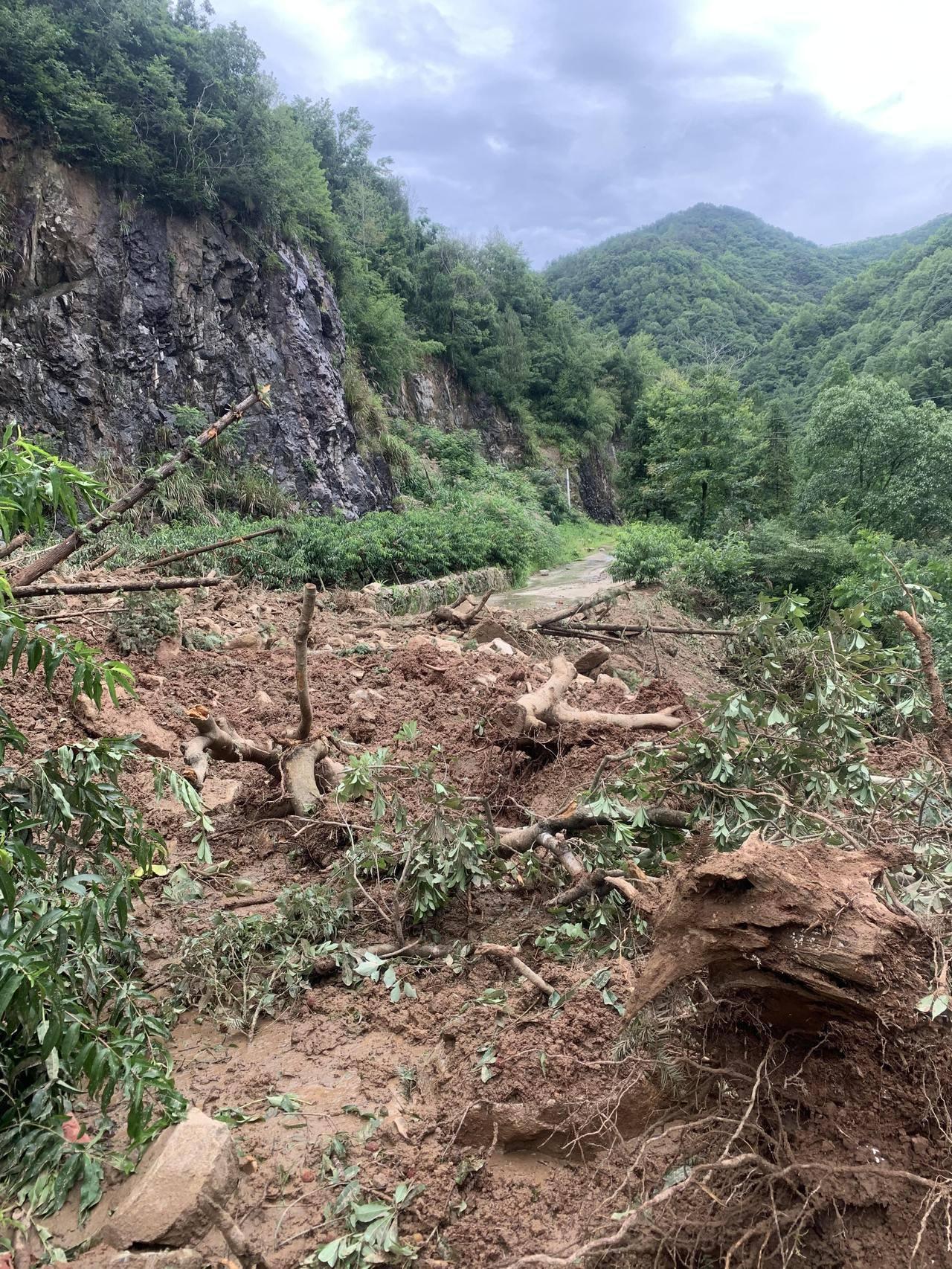 大理网民留言反映右所镇某村主干道道路塌方希望重新修复
✍➡️📥近日网民通过领导