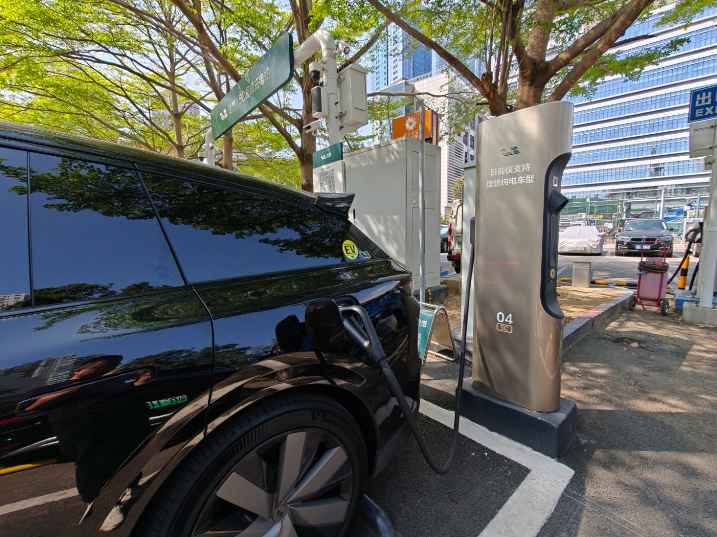 早上遛完 L9下午娃上兴趣班，插空带 i6 再来 5C 补个电课才刚上十五分钟呢