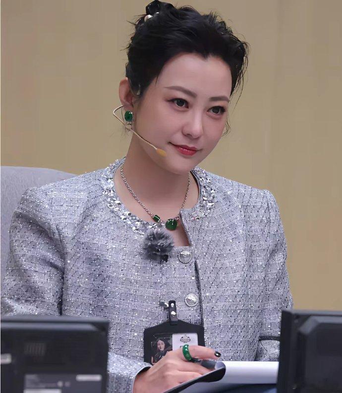 郝蕾，才情藏于戏中，歌艺亦佳却谦守一方，独留风华在荧幕，似有遗珠之憾于乐坛。 ​