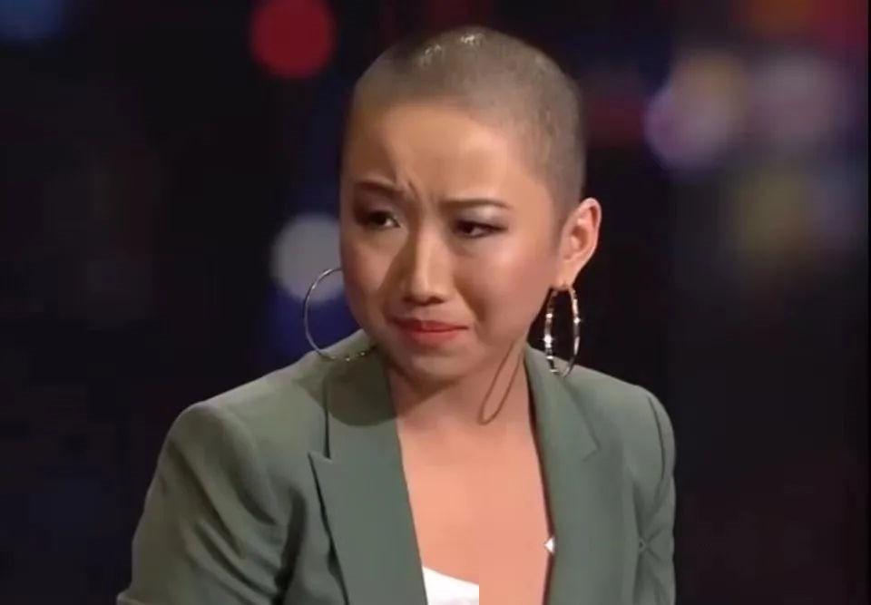 拿着顶配的人生剧本，却在大家伙儿最难熬、最揪心的时候，站在高处冷嘲热讽。你说，这