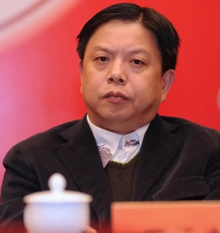 王子杰走了
最伤心的不是妻儿
更不是鞠婧祎，而是妹妹王靖

作为新任董事长，王靖