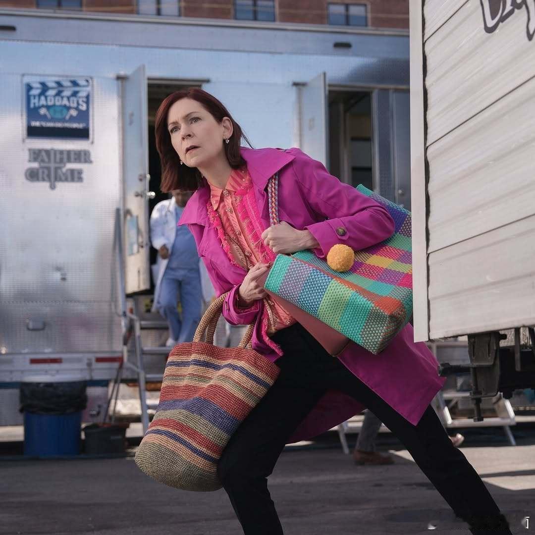 《奇思妙探》新集剧照曝光，“耳朵妈”Laurie Metcalf客串，依然有宅总
