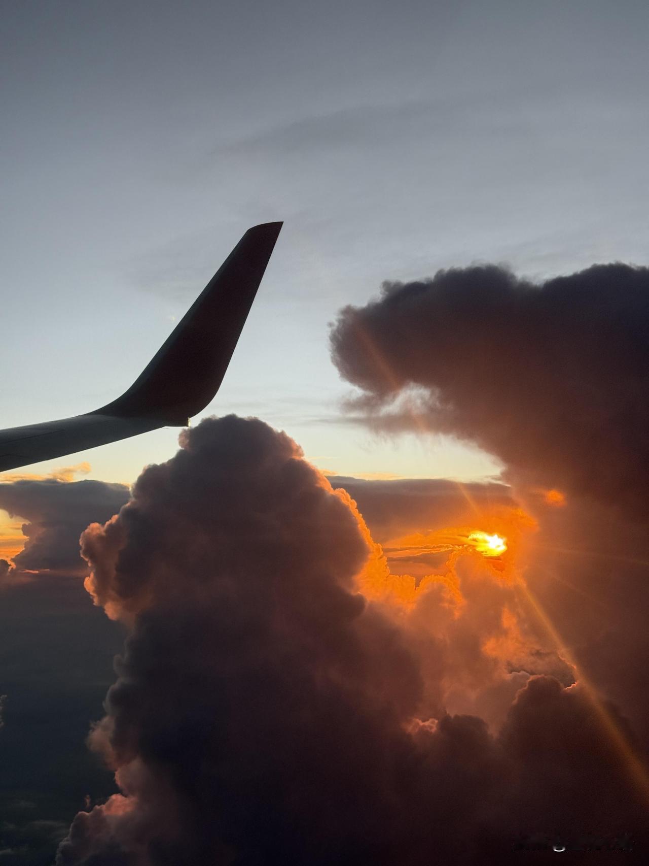 好幸运，飞机上撞见天宫开大会了✨

从上海飞珠海，飞机延误本来超烦躁
结果抬头一