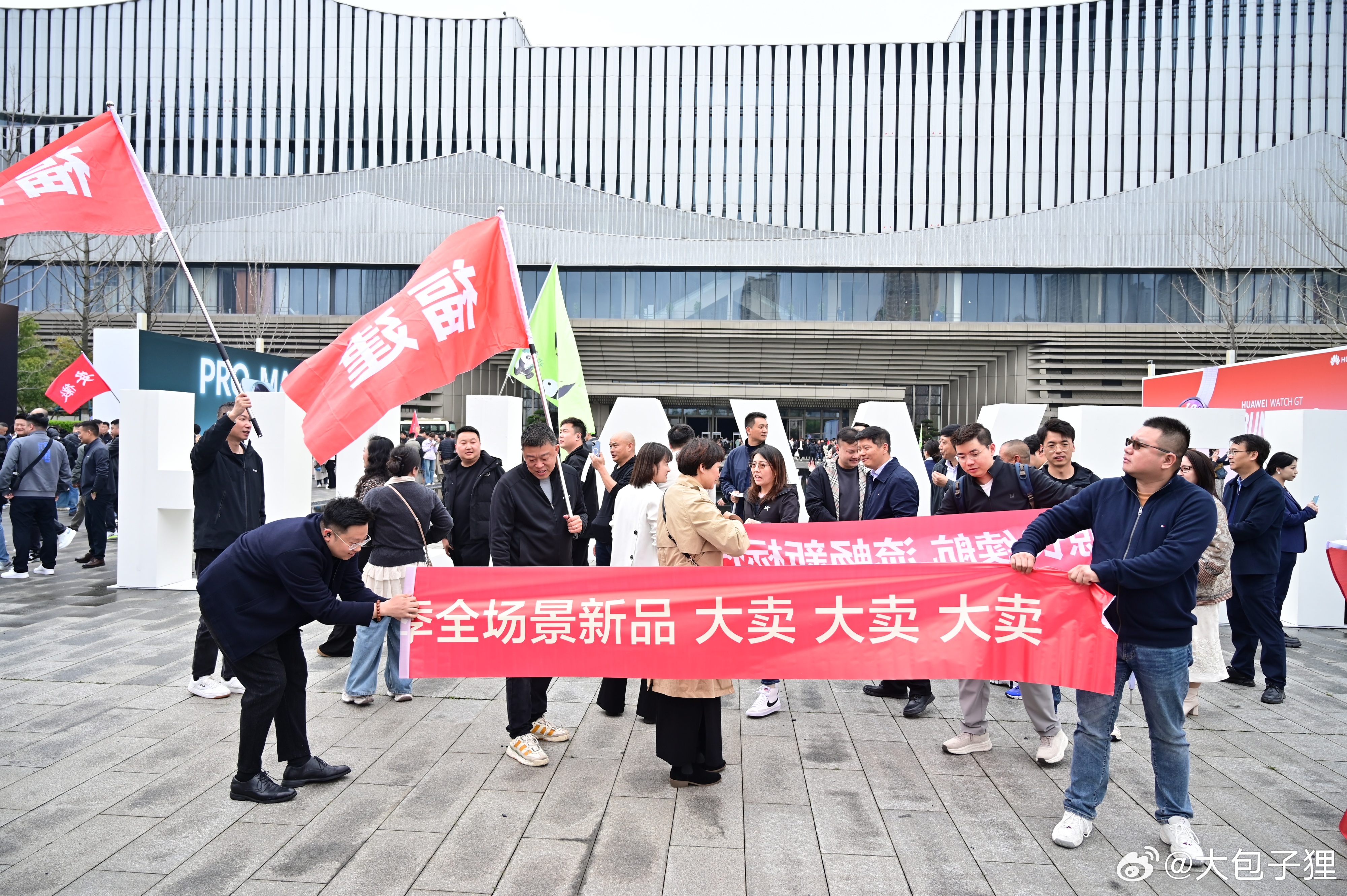 每次华为的发布会，都给人一个感觉，这是一场用户的狂欢，这种面基和相逢的喜悦流露在