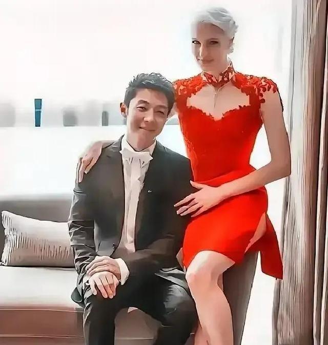 十年前，亿万豪门千金李白执意要嫁给撒贝宁，而与父亲决裂，十年后，李白终于明白，自