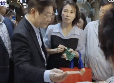 8月20日，韩国总统办公室发布一段李在明在菜市场喂夫人金惠景食物时的小插曲。
