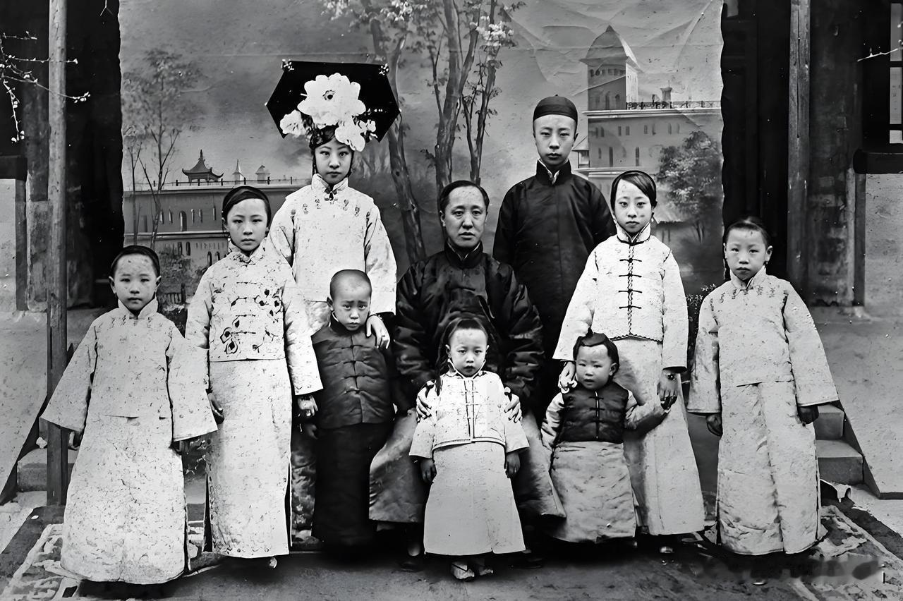 这张载沣和孩子们的合影里，后排左边是大女儿韫媖，中间是载沣，右边其实是溥杰，不是