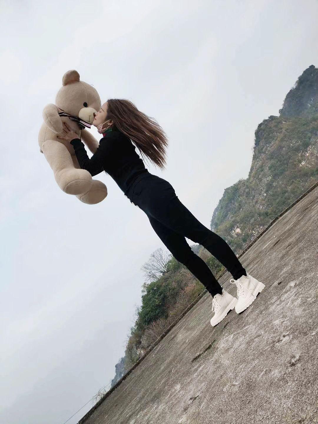 苦涩的生活，卖笑的年龄，见人笑，见鬼也笑见人讲人话，见鬼讲鬼话。