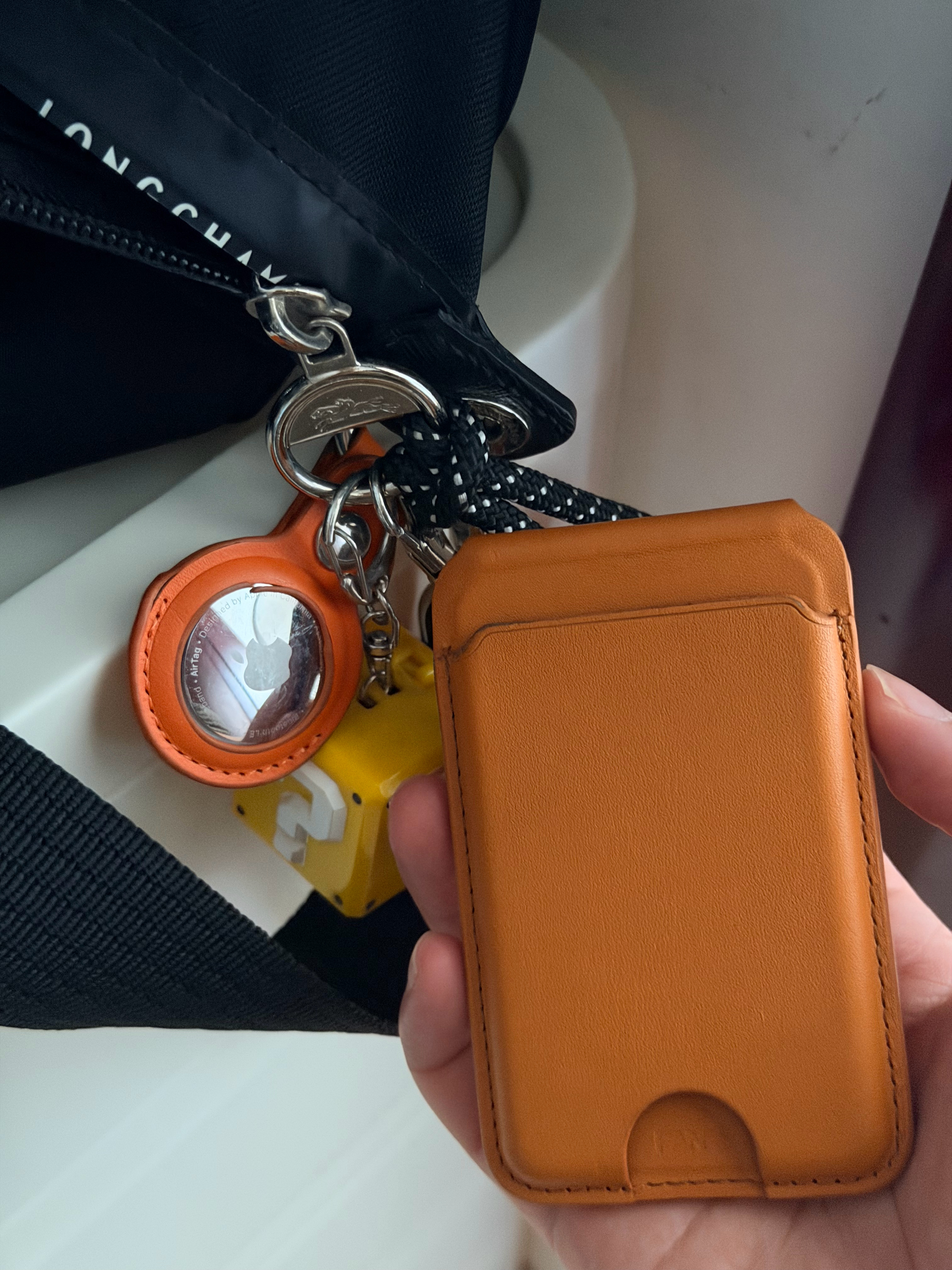 不止是iPhone其他苹果产品配件也很多毕竟每年各产品销量在这所以第三方就愿意去