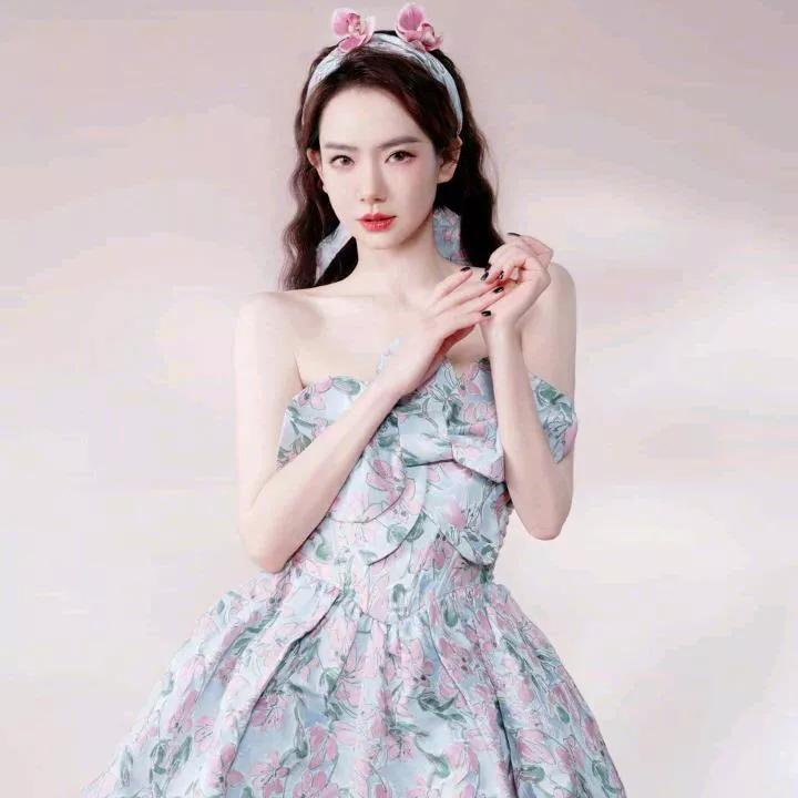 粉黛妆成花间立，笑语嫣然似水仙。粉黛古风照 娇颜粉黛 赏粉黛 粉黛田间风光 玉颜