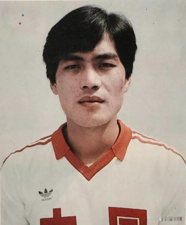 1993年正式退役后，秦国荣转战商海。他创办了自己的机电公司，从事贸易等行业。这