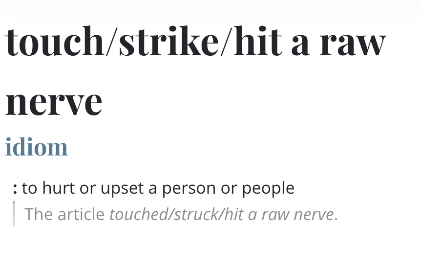 分享一个不错的短语: raw nerve，字面意思是