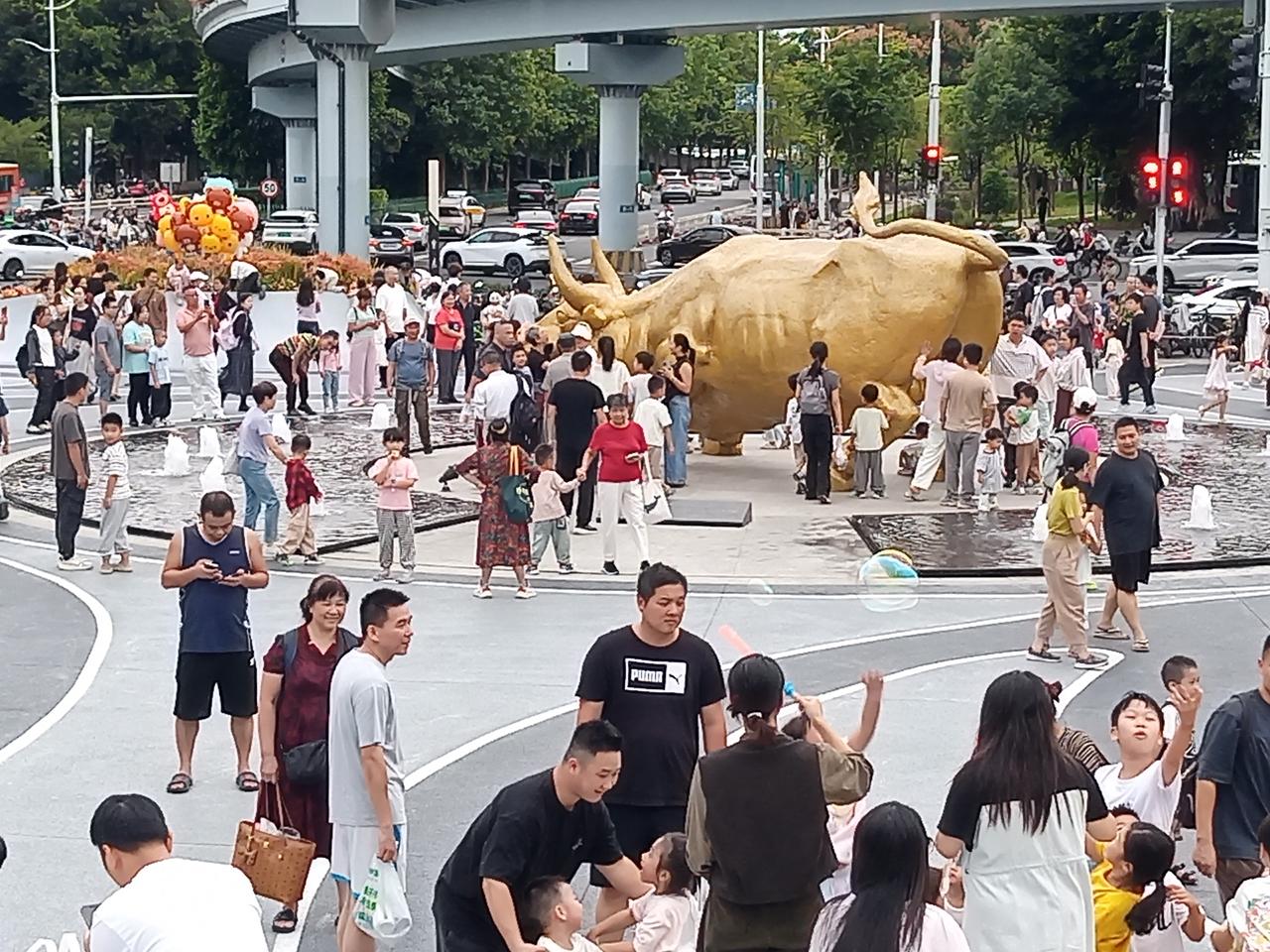 【福州金牛山公园6吨重的金牛回来了】
近日，随着福州金牛山公园入口广场的开放，阔