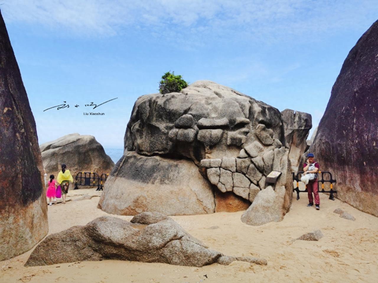 海南三亚是热门海滨旅游城，自然条件得天独厚。而“天涯海角”风景区，是三亚最具代表