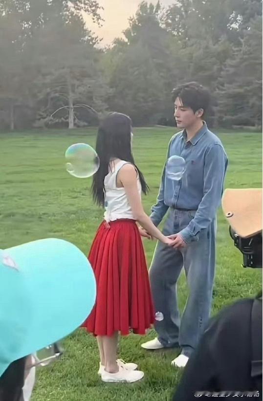 这女主是有多瘦啊，紧身背心后面都得带夹子！ ​​​
