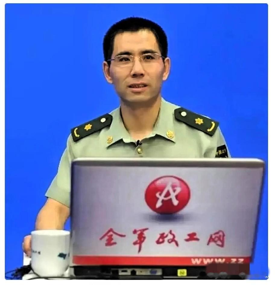 内蒙古一光棍收养两个月大男婴，含辛茹苦把他养大。

40年后，男孩当上了武警上校