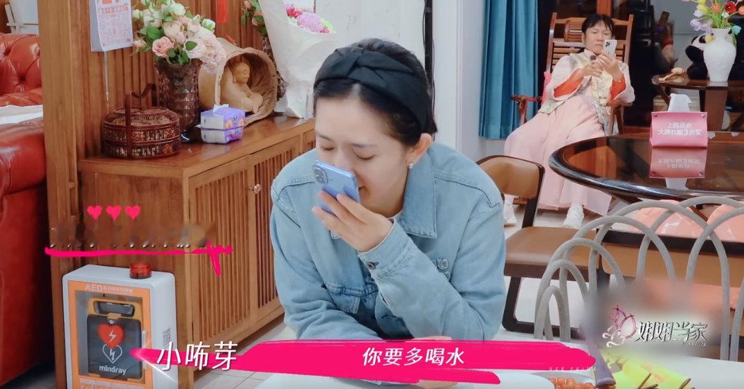 小咘芽拒绝谢娜画饼谢娜女儿问“过几天具体是几天”。小咘芽：别以为我年纪小就能给我