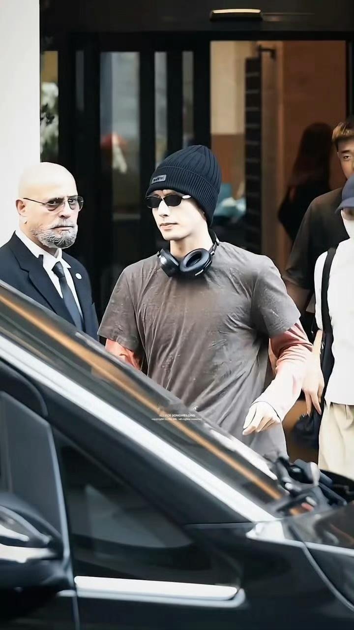宋威龙冷帽潮男宋威龙米兰冷帽造型谁被宋威龙米兰冷帽造型帅到！简约冷帽搭配利落穿搭
