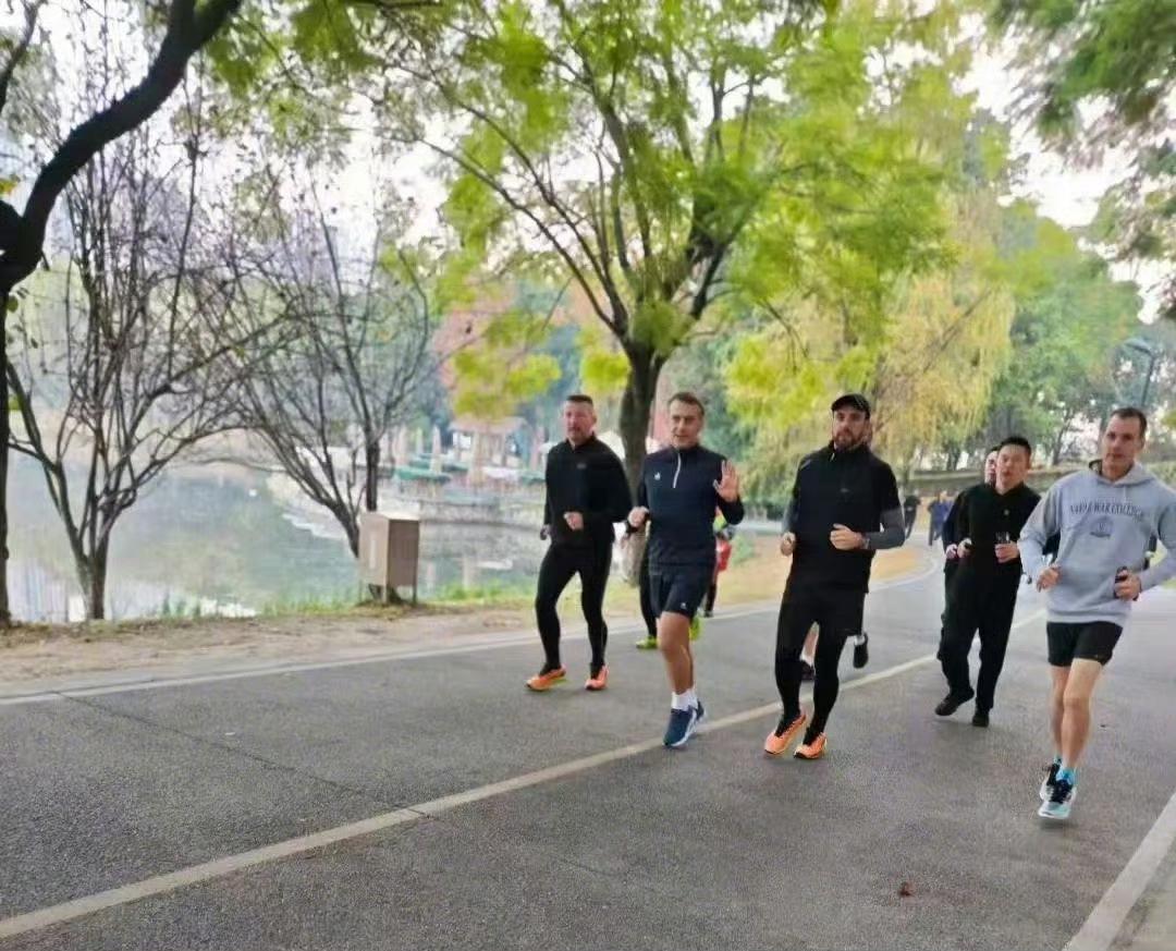 马克龙成都晨跑太接地气！短裤晨跑还跟市民挥手，锦城湖这波偶遇太惊喜
 
成都的清