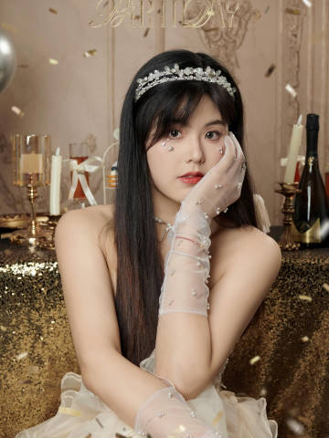 李月汝27岁生日晒照李月汝昨日迎来27岁生日，今日零点将近时，她在社媒晒生日照，