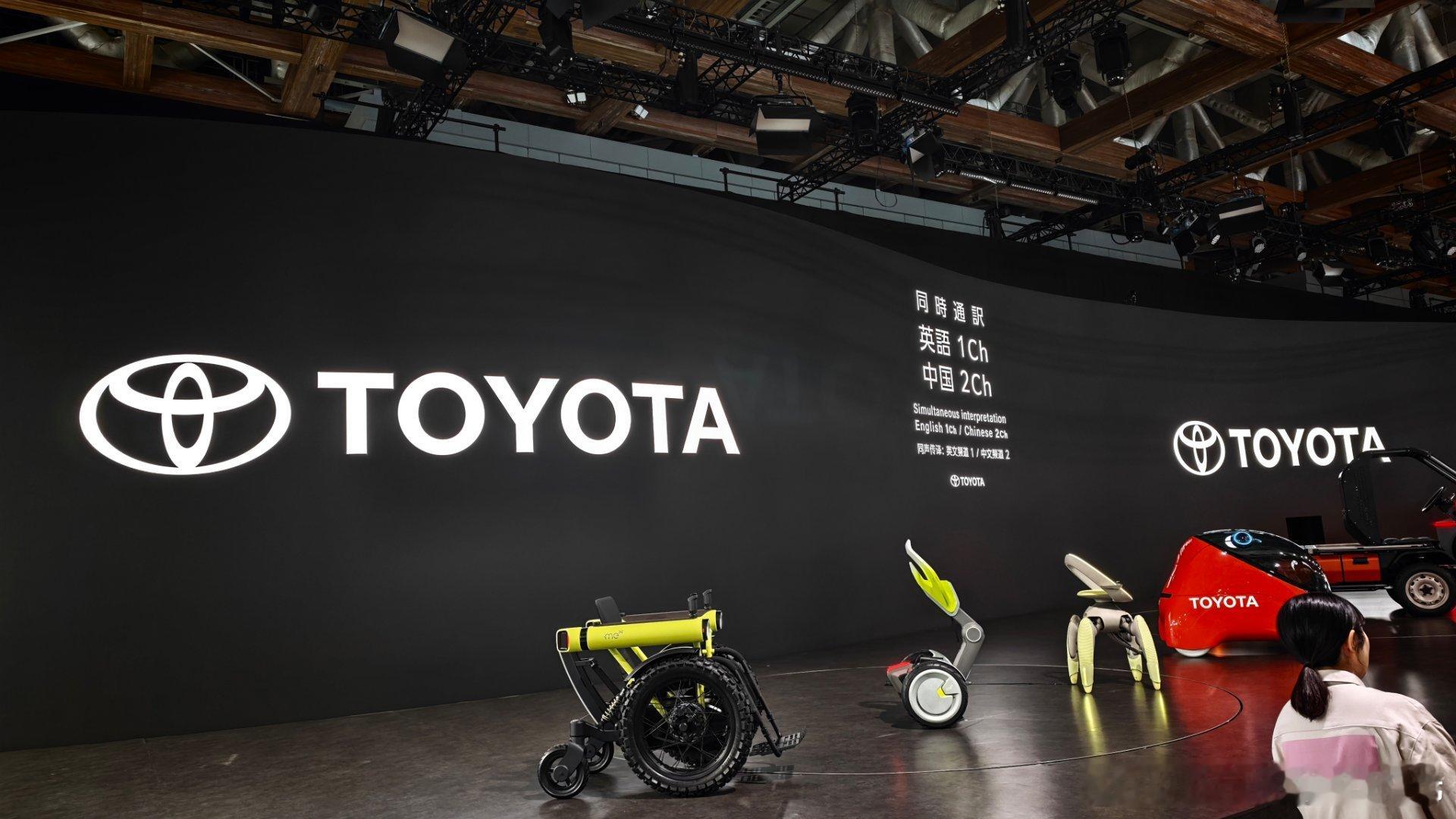 东京车展丰田发布会即将开始，世界各国媒体都来了，只提供中英文同声传译。可见中国的