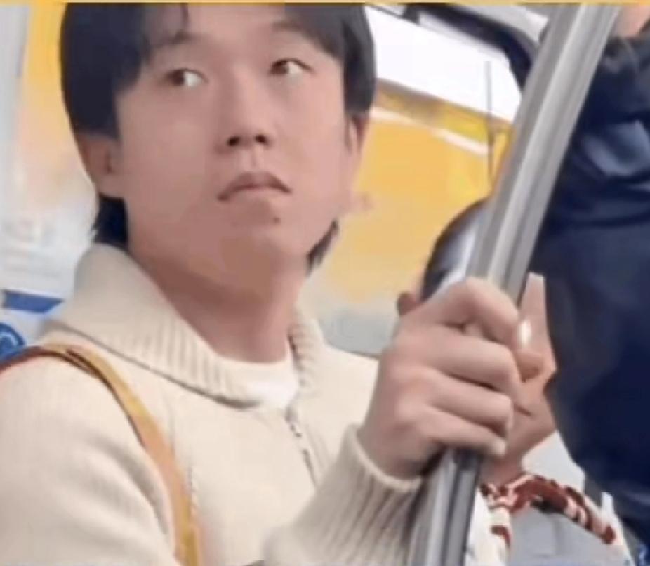 头哥这“早八挤公交”既视感也太强了！
 
谁懂啊！头哥坐摆渡车这姿势，完美复刻了