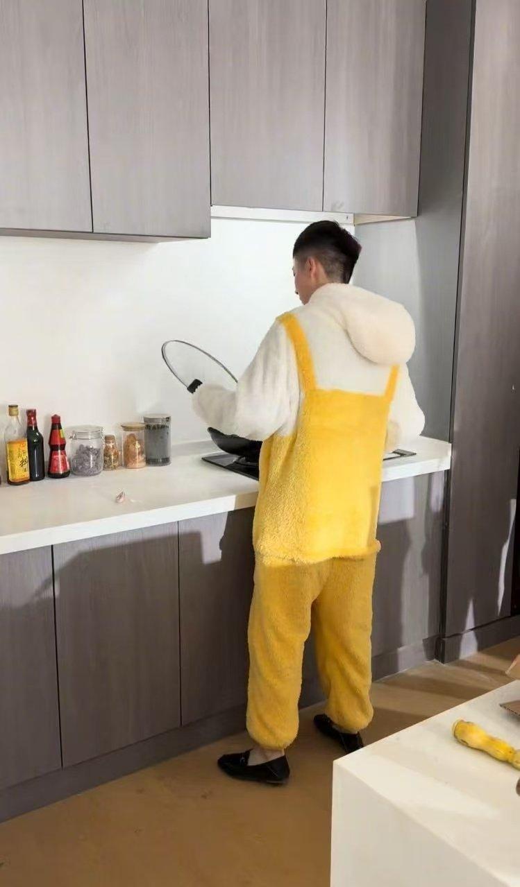 张诗尧爆改居家好男人张诗尧感觉最近变了个人一样，突然变温柔了，这次还下厨做饭做家