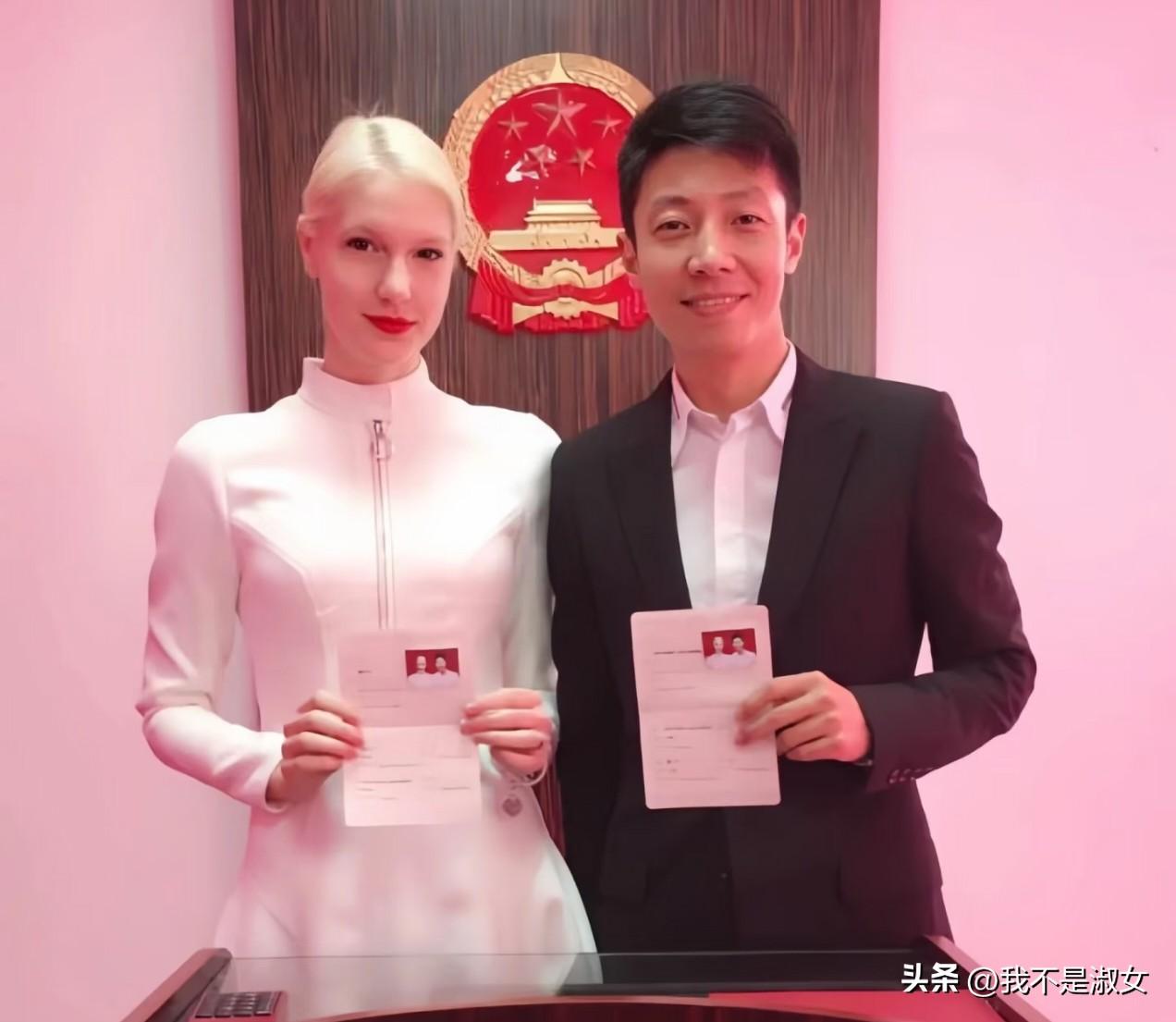 50岁的撒贝宁，
估计不会离婚了。
不是因为跨国婚姻离不起，而是因为他和李白走过