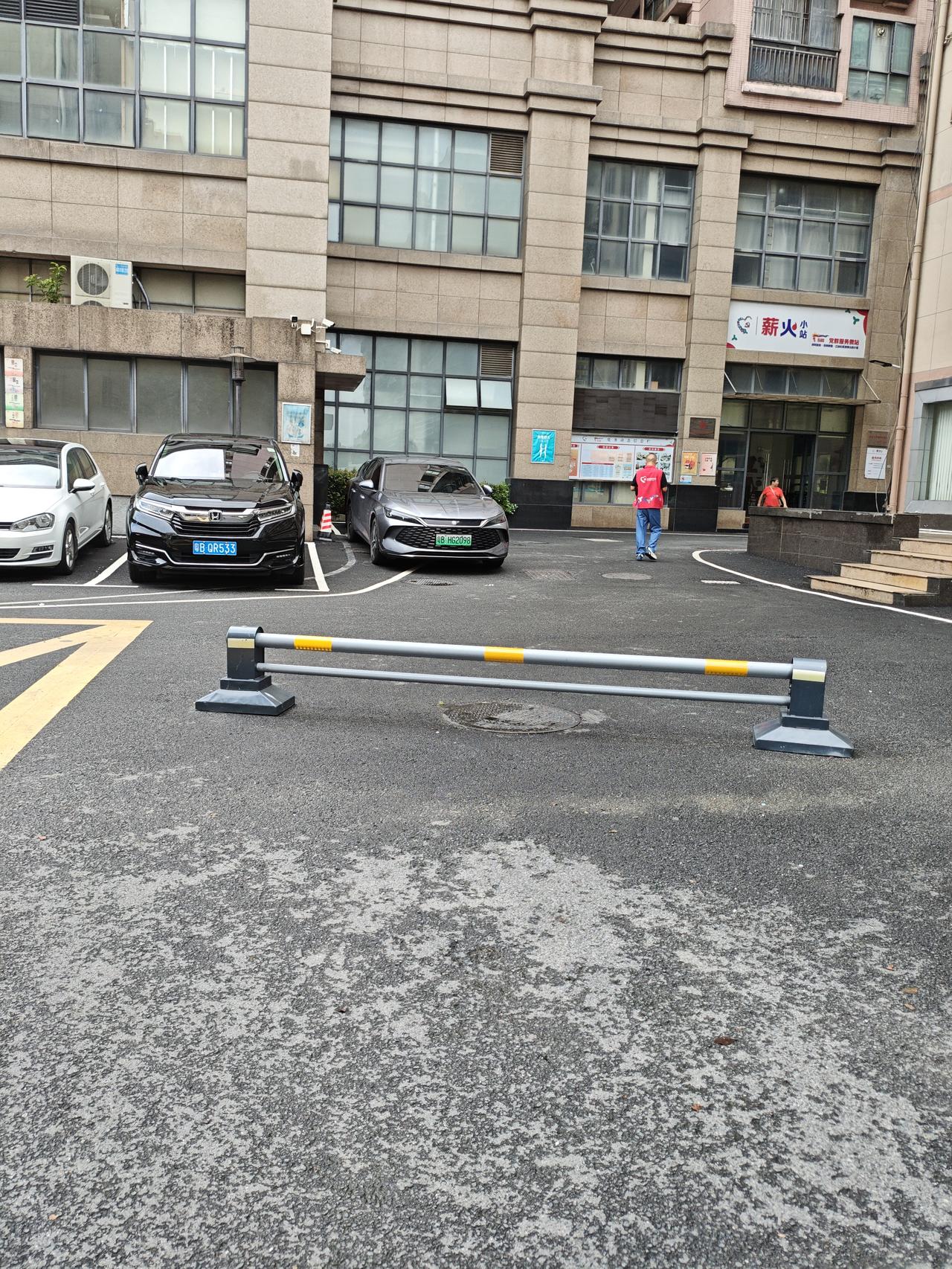 随手拍张照一早去买菜，随手拍到这几个画面，义工来活动室服务，老人陪孙子去玩，又是
